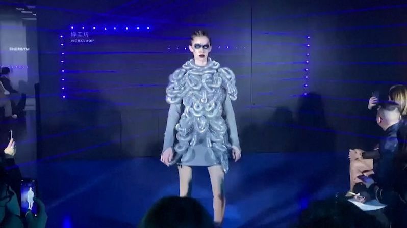 Tchajwanská návrhářka proměňuje odpad v módu